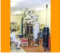 大型圧縮クリープ試験(500kN)